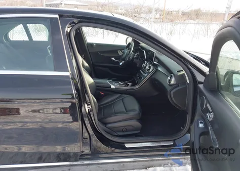 2017 Mercedes-Benz C 300 4Matic/Luxury 4Matic/Sport 4Matic z USA, uszkodzony, nr VIN 55SWF4KB6HU206711